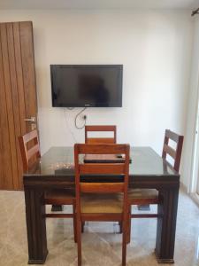 TV a/nebo společenská místnost v ubytování Fully Furnished Comfortable Rooms in Hauz Khas - Woodpecker Apartments