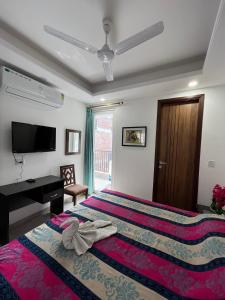 TV a/nebo společenská místnost v ubytování Fully Furnished Comfortable Rooms in Hauz Khas - Woodpecker Apartments