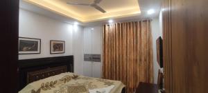 Postel nebo postele na pokoji v ubytování Fully Furnished Comfortable Rooms in Hauz Khas - Woodpecker Apartments
