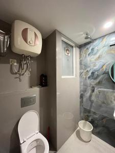Koupelna v ubytování Fully Furnished Comfortable Rooms in Hauz Khas - Woodpecker Apartments + 37 fotografií