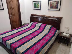Postel nebo postele na pokoji v ubytování Fully Furnished Comfortable Rooms in Hauz Khas - Woodpecker Apartments