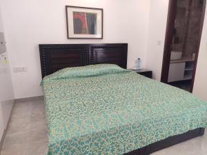Postel nebo postele na pokoji v ubytování Fully Furnished Comfortable Rooms in Hauz Khas - Woodpecker Apartments
