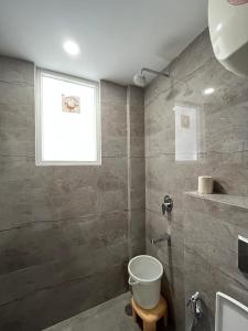 Koupelna v ubytování Fully Furnished Comfortable Rooms in Hauz Khas - Woodpecker Apartments
