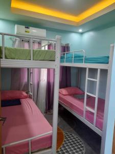 ein paar Etagenbetten in einem Zimmer in der Unterkunft Magnilay Villa by Asher and Caleb w/ Pool Tagaytay in Mendez-Nuñez