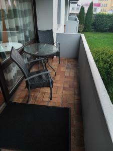 un patio con 2 sillas y una mesa en el balcón en Apartment in der Rattenfängerstadt Hameln, en Hameln
