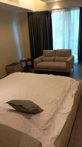 Un pat sau paturi într-o cameră la Luxury Abdali apartment