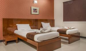 Een bed of bedden in een kamer bij Athasri Hotel Infantry Road