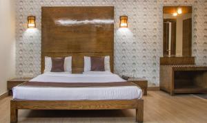 Een bed of bedden in een kamer bij Athasri Hotel Infantry Road