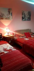 - une chambre avec deux lits et une table avec une lampe dans l'établissement Guest House Cinderella, à Herceg-Novi