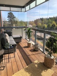 Un balcón con un sofá y una ventana grande. en Verso la casa mia, en Helsinki