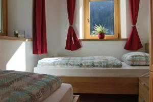 1 Schlafzimmer mit 2 Betten und einem Fenster in der Unterkunft Ciasa Alfri in Stern