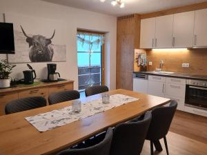 A kitchen or kitchenette at Hinterramsebn