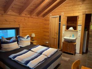 Un pat sau paturi într-o cameră la Gästehaus Carpe Diem