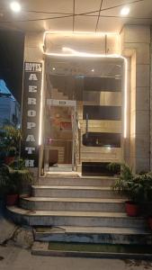 un vestíbulo de un hotel con escaleras y luces en HOTEL AEROPATH INN, en Nueva Delhi