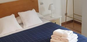 1 dormitorio con 1 cama con toallas en Catedral Centro- 4 plazas, en Burgos