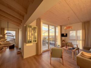 ein Wohnzimmer mit einem Sofa und einem Tisch in der Unterkunft HAUS IM SCHILF 2 - Ferienwohnungen am Hainer See bei Leipzig in Neukieritzsch