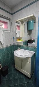 サラエボにあるFenixのバスルーム(洗面台、鏡付)