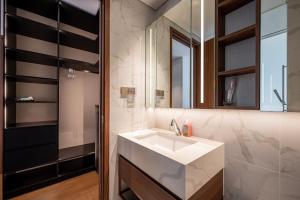 Koupelna v ubytování Metropole Thu Thiem Condo Apartment