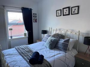 Un dormitorio con una cama con calcetines azules. en Village Escape en Messingham