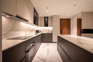 Kuchyň nebo kuchyňský kout v ubytování Metropole Thu Thiem Condo Apartment