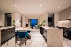 Kuchyň nebo kuchyňský kout v ubytování Metropole Thu Thiem Condo Apartment