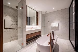 Koupelna v ubytování Metropole Thu Thiem Condo Apartment