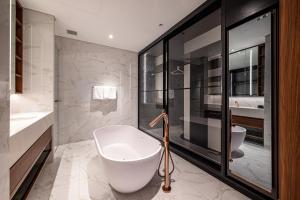 Koupelna v ubytování Metropole Thu Thiem Condo Apartment