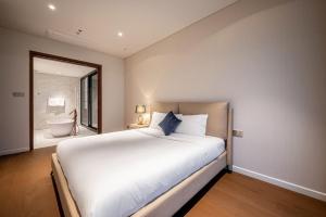 Postel nebo postele na pokoji v ubytování Metropole Thu Thiem Condo Apartment