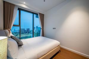 Postel nebo postele na pokoji v ubytování Metropole Thu Thiem Condo Apartment