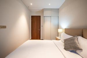 Postel nebo postele na pokoji v ubytování Metropole Thu Thiem Condo Apartment