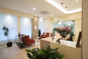 an office lobby with chairs and a reception desk at Hotel Roma in Sarria