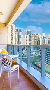 balcón con vistas a la ciudad en Luxury and spacious full Marina view, en Dubái