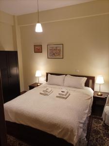 カラブリタにあるMaison Christiana'sのベッドルーム1室(ベッド1台、タオル2枚付)