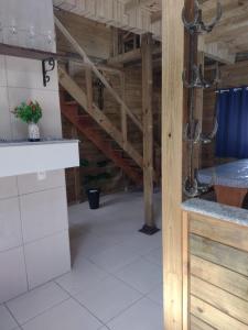 - une cuisine avec un escalier dans une pièce dans l'établissement Recanto Pé da Serra, à Santo Amaro da Imperatriz