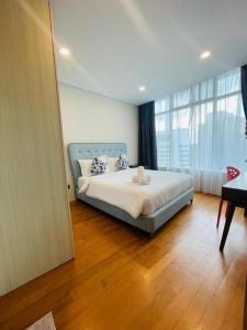 1 dormitorio con cama y ventana grande en Vortex Suites KLCC By Neptune, en Kuala Lumpur