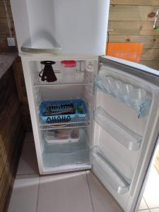 um frigorífico vazio com a porta aberta numa cozinha em Recanto Pé da Serra em Santo Amaro da Imperatriz