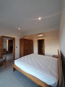 ein Schlafzimmer mit einem großen weißen Bett in einem Zimmer in der Unterkunft Paille en Queue apartment in Grand Baie