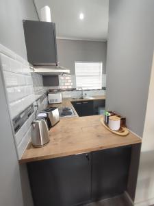 una cucina con ripiano in legno in una camera di Blue Views Ocean at Brookes Hill Suites a Port Elizabeth