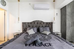 Llit o llits en una habitació de Sea of Galilee Panorama Apartment by Sea N' Rent