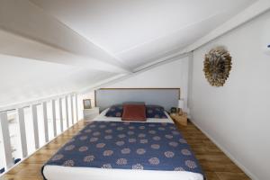 una camera bianca con un letto di Appart' Bleu Soleil a Filaos