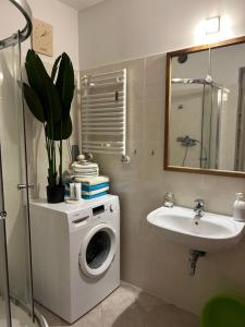 un bagno con lavatrice e lavandino di Opera Palace I LUX RELAX Apartamenty Kołobrzeg a Kołobrzeg