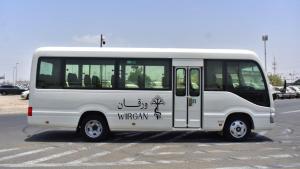 un bus blanc garé dans un parking dans l'établissement Wirgan Hotel Al Azizyah, à La Mecque