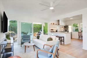 sala de estar con sofá blanco y cocina en Shoreline Cottage en Santa Bárbara