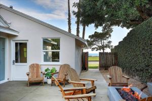 un patio con 4 sillas y una hoguera en Shoreline Cottage en Santa Bárbara