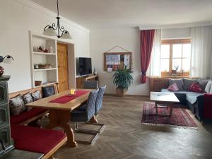 uma sala de estar com uma mesa e um sofá em Haus Gantschnigg em Jochberg