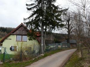 a house on the side of a dirt road at Apartament Agroturystyka Koniec Świata in Lesna +1 photo