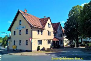 un edificio al lado de una calle en Hotel-Restaurant Zum Goldenen Stern, en Großalmerode