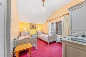 - une chambre avec 2 lits et une fenêtre dans l'établissement House Shiligarnika, à Bansko