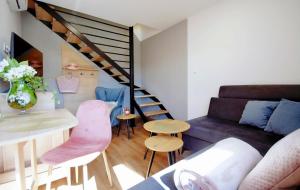 ein Wohnzimmer mit einem Sofa, einem Tisch und Stühlen in der Unterkunft Apartments Sunshine - 650 metrów od plaży in Mielenko