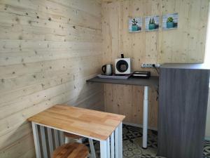 Habitación pequeña con escritorio y mesa. en Côte Dors en Corpeau